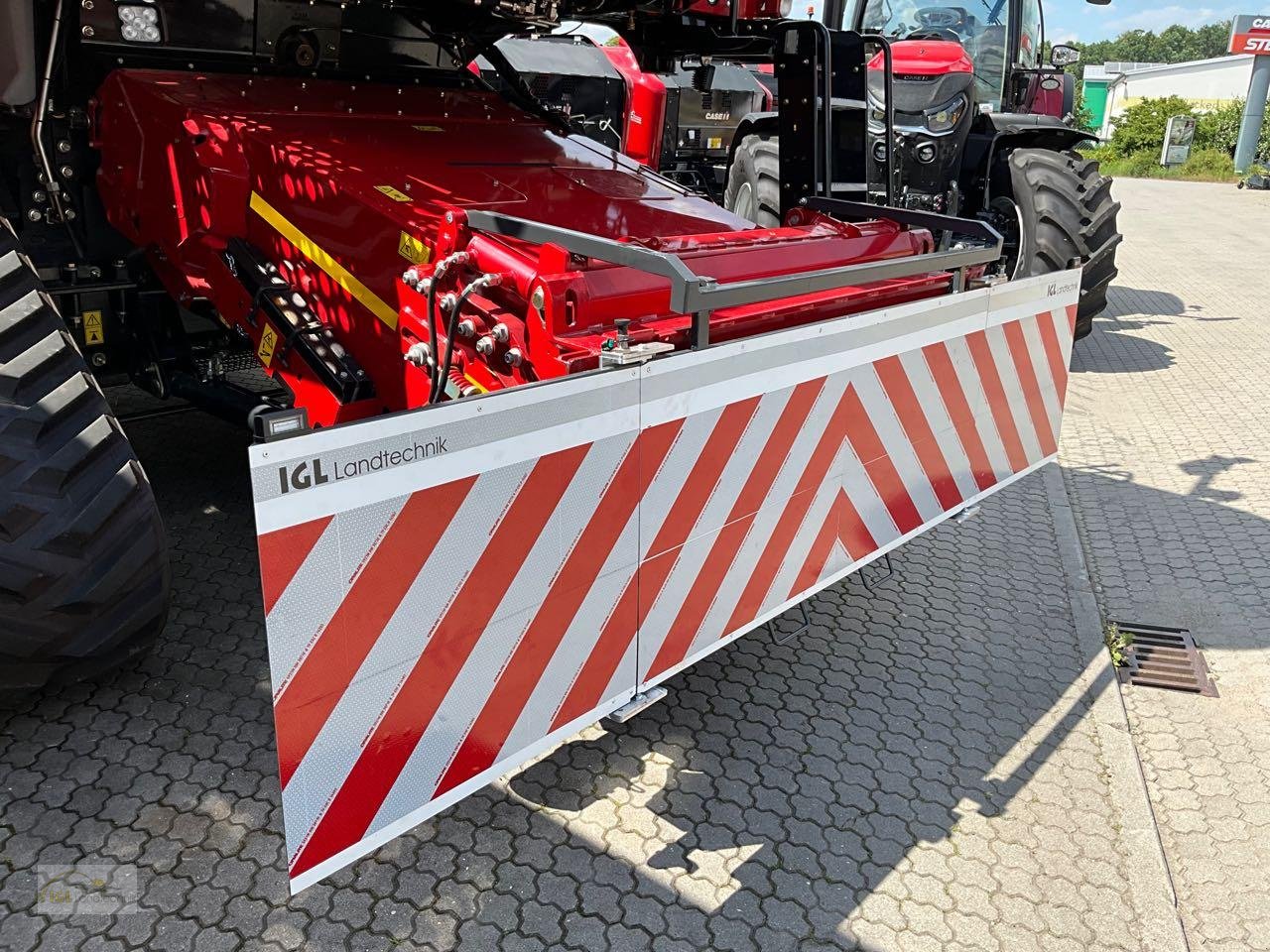 Mähdrescher des Typs Case IH Warnschild klappbar Bayernpaket Axial CR, Neumaschine in Pfreimd (Bild 3)