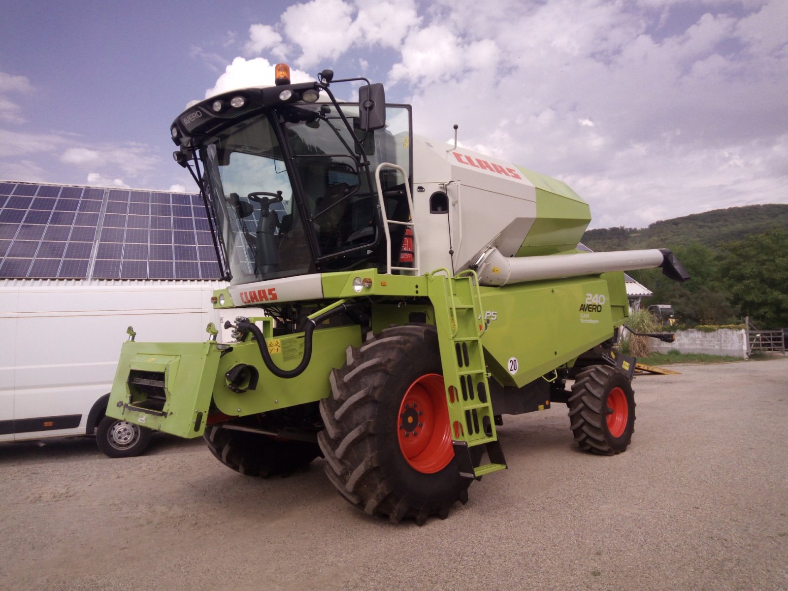 Mähdrescher van het type CLAAS Avero 240 APS, Gebrauchtmaschine in Furth im Wald (Foto 1)