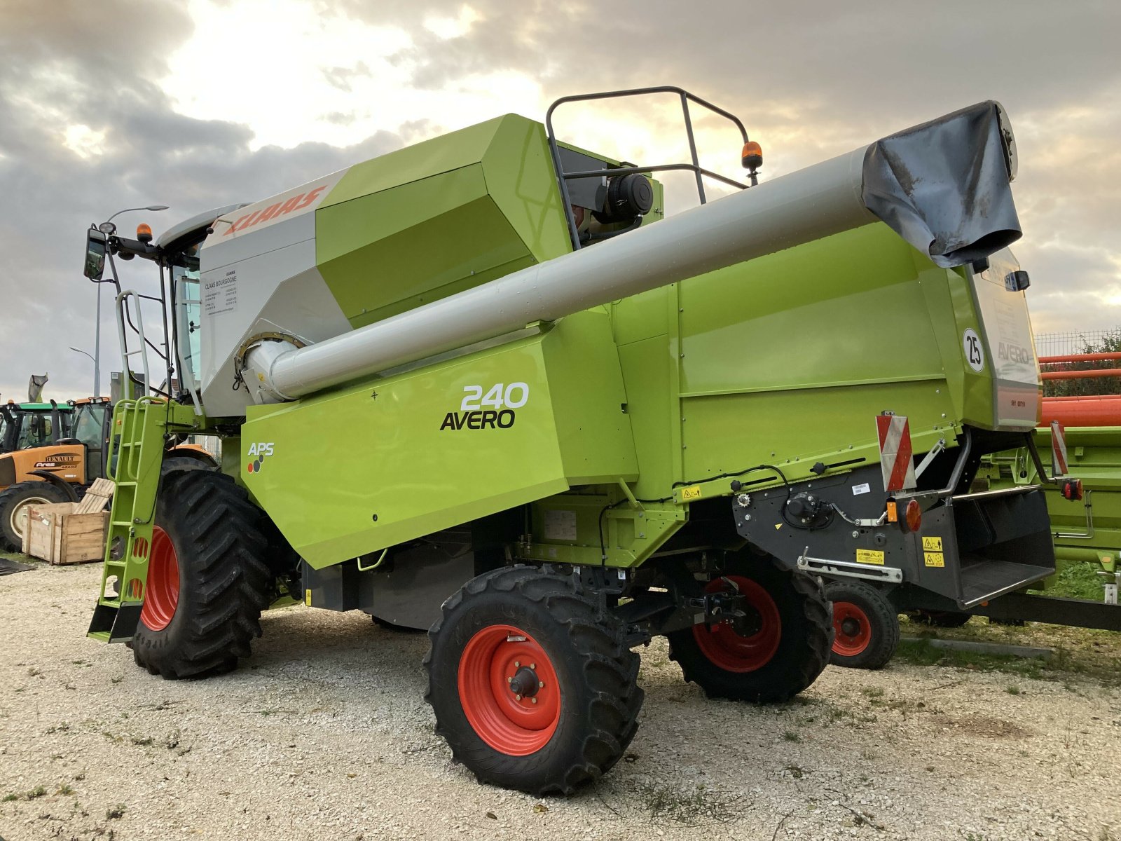 Mähdrescher des Typs CLAAS AVERO 240 - STAGE V LOC, Gebrauchtmaschine in NOGENT (Bild 4)