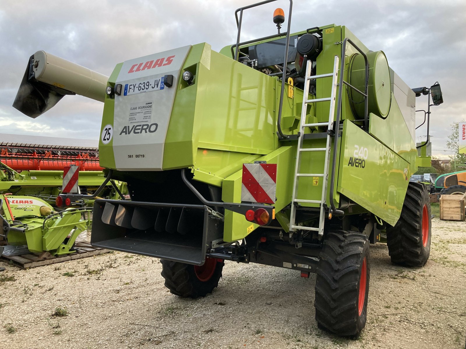 Mähdrescher des Typs CLAAS AVERO 240 - STAGE V LOC, Gebrauchtmaschine in NOGENT (Bild 3)