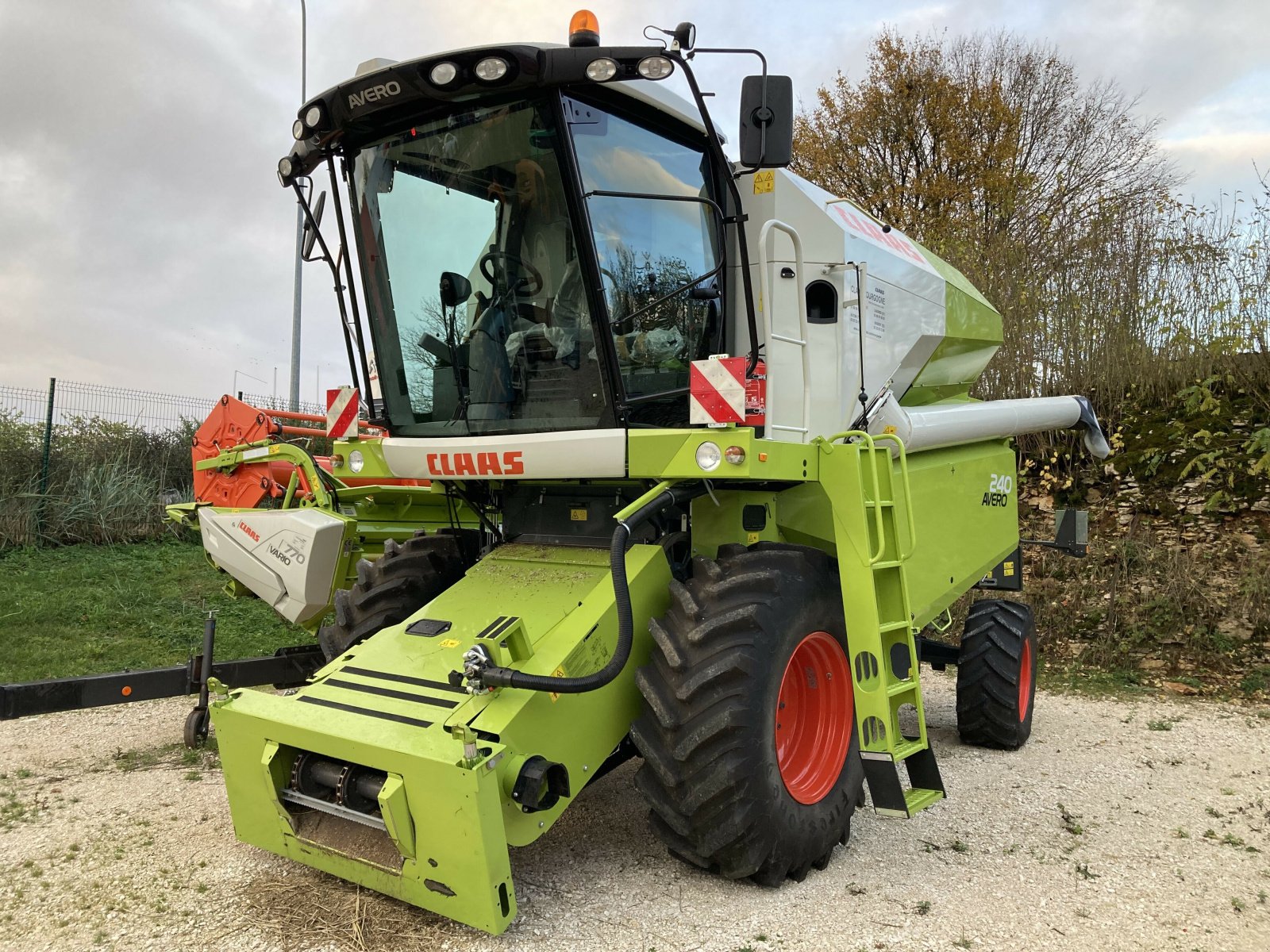 Mähdrescher a típus CLAAS AVERO 240 - STAGE V LOC, Gebrauchtmaschine ekkor: NOGENT (Kép 1)