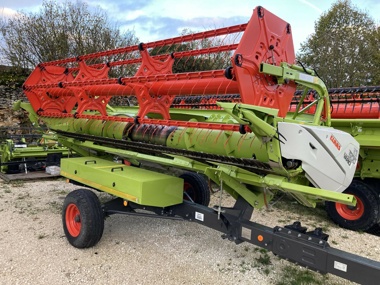 Mähdrescher des Typs CLAAS AVERO 240 - STAGE V LOC, Gebrauchtmaschine in NOGENT (Bild 8)