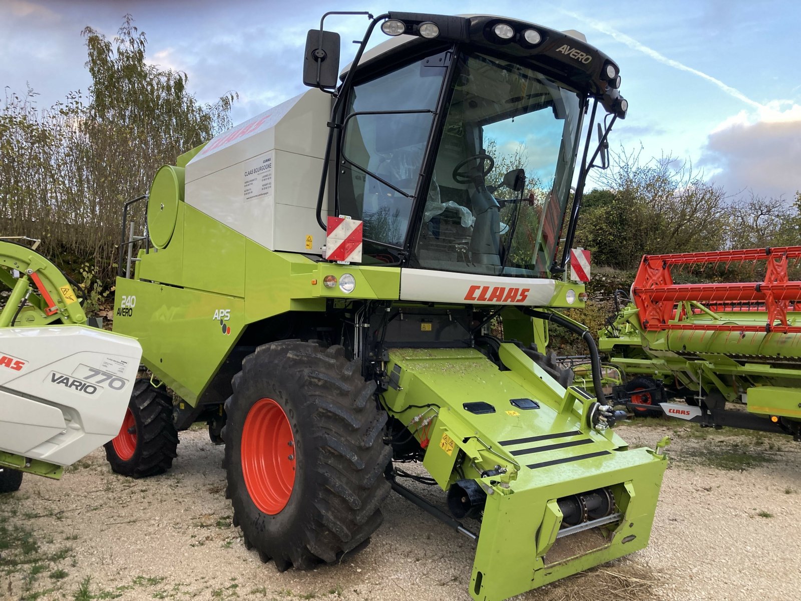 Mähdrescher des Typs CLAAS AVERO 240 - STAGE V LOC, Gebrauchtmaschine in NOGENT (Bild 2)