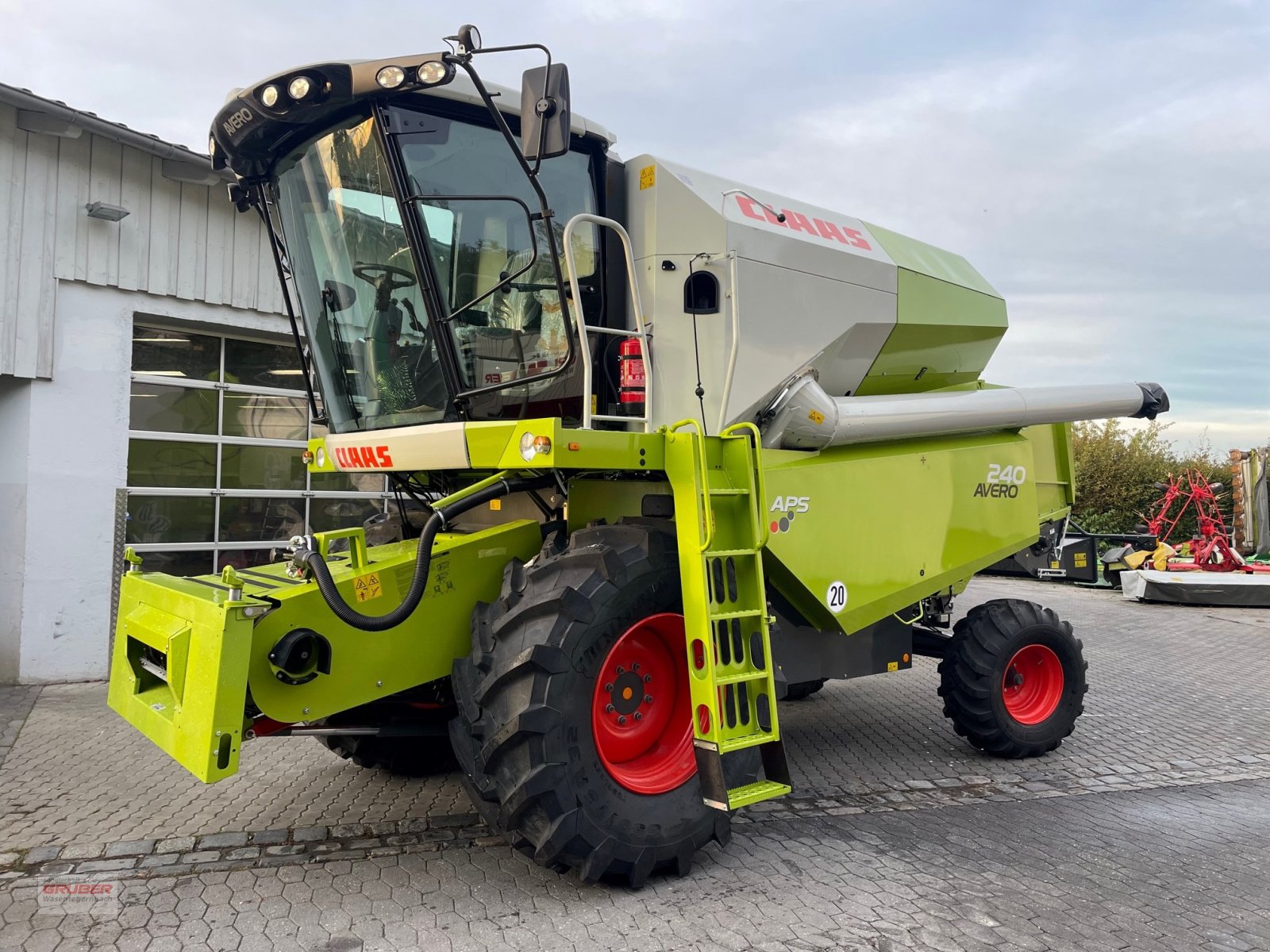 Mähdrescher of the type CLAAS Avero 240, Gebrauchtmaschine in Dorfen (Picture 1)