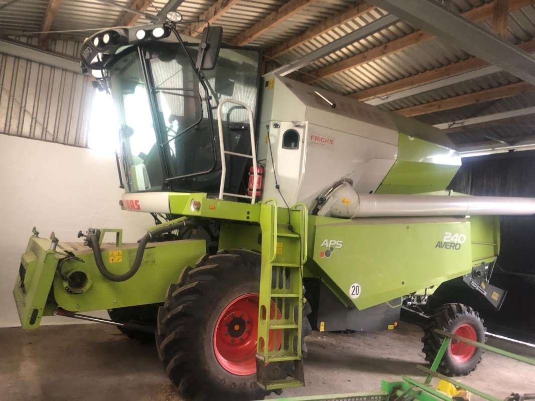 Mähdrescher des Typs CLAAS Avero 240, Gebrauchtmaschine in Elmenhorst-Lanken (Bild 1)