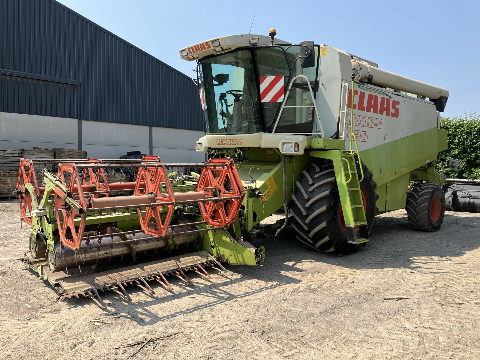 Mähdrescher tip CLAAS LEXION 420, Gebrauchtmaschine in BLENDECQUES (Poză 1)