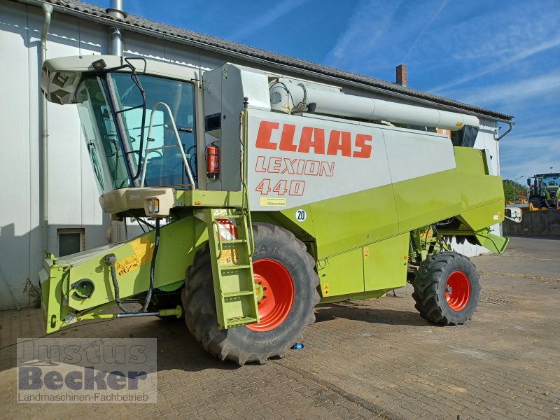 Mähdrescher des Typs CLAAS Lexion 440, Gebrauchtmaschine in Weimar-Niederwalgern (Bild 1)