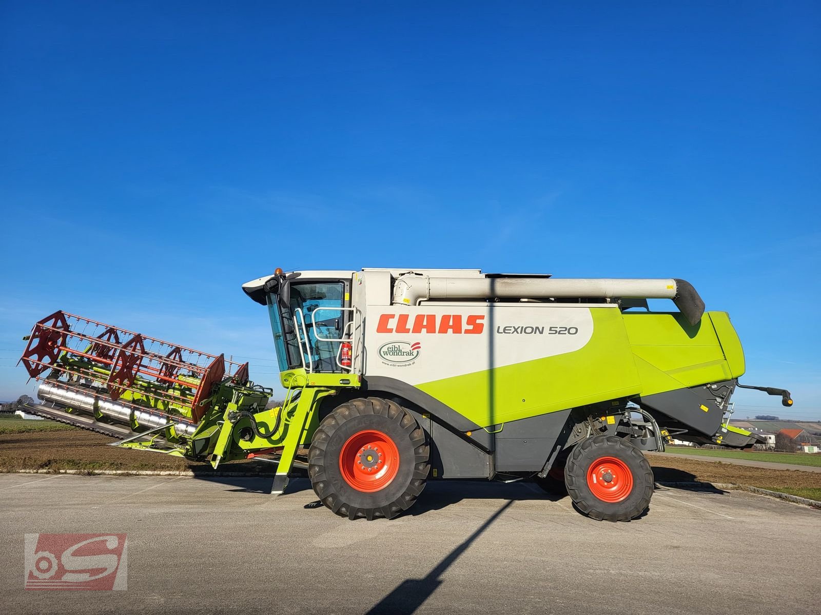 Mähdrescher des Typs CLAAS Lexion 520, Gebrauchtmaschine in Offenhausen (Bild 1)