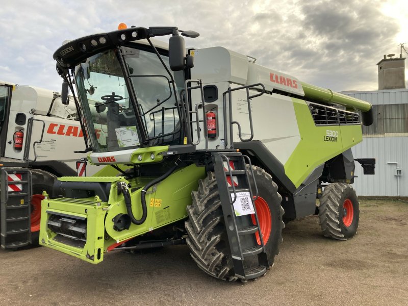 Mähdrescher van het type CLAAS LEXION 5300, Gebrauchtmaschine in NOGENT (Foto 1)