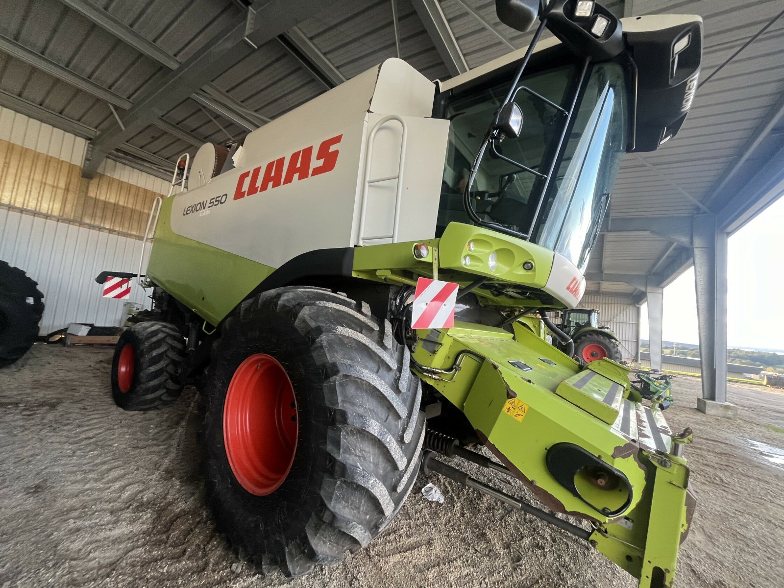 Mähdrescher a típus CLAAS LEXION 550 INTENSIVE, Gebrauchtmaschine ekkor: PONTIVY (Kép 2)