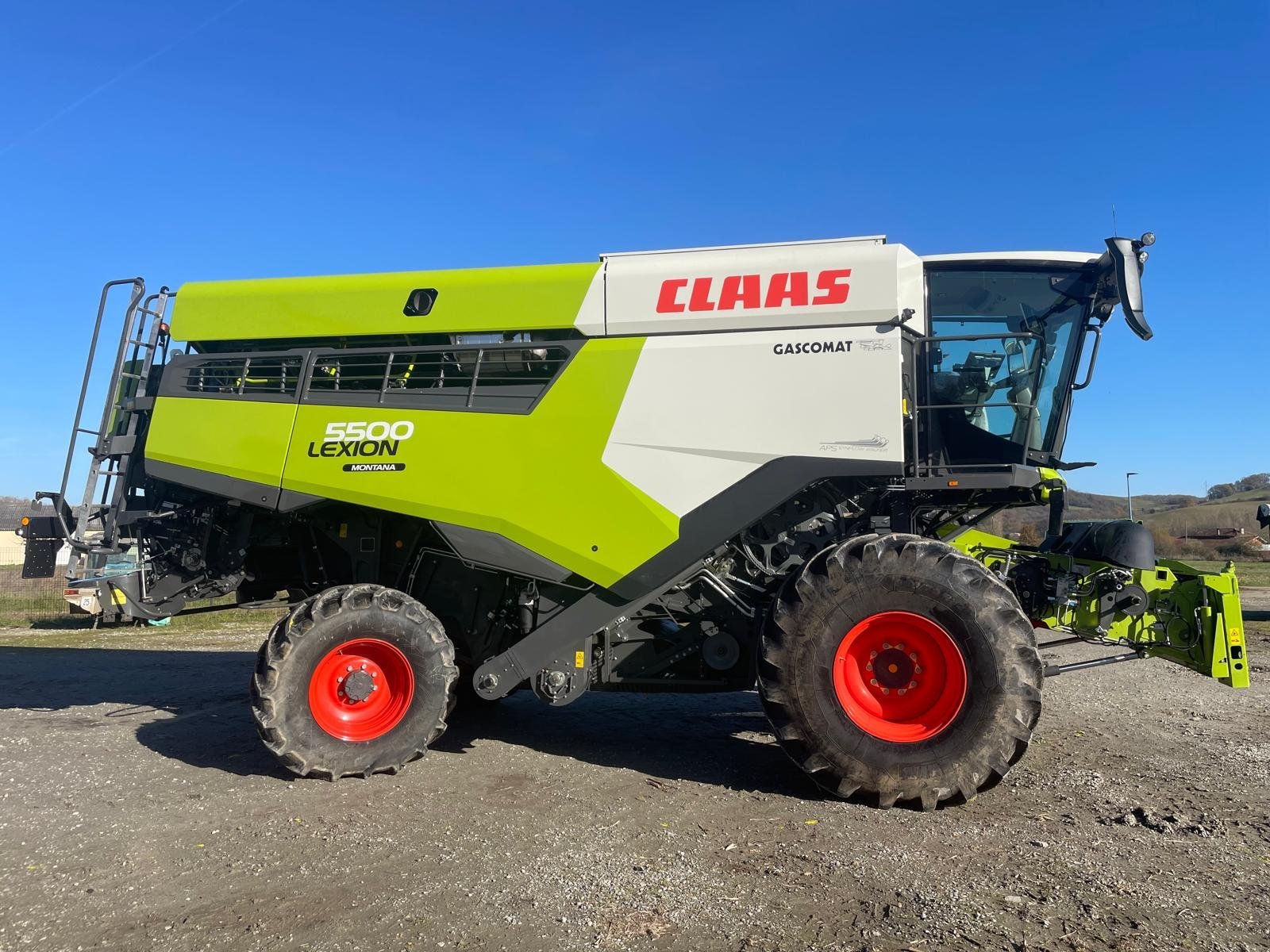 Mähdrescher van het type CLAAS LEXION 5500 MONTANA, Gebrauchtmaschine in SAINT GAUDENS (Foto 2)