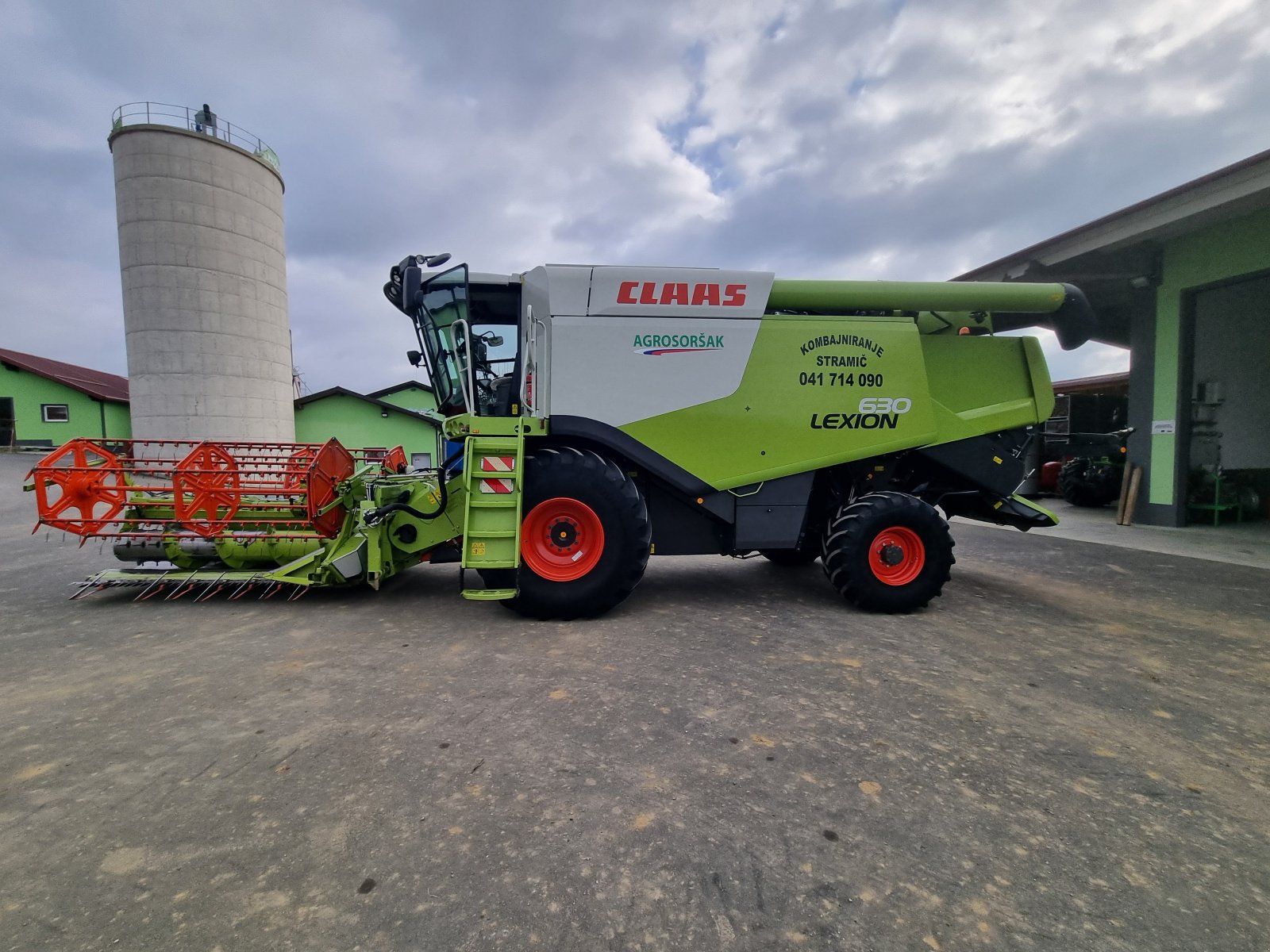 Mähdrescher du type CLAAS lexion 630, Gebrauchtmaschine en Naklo (Photo 7)