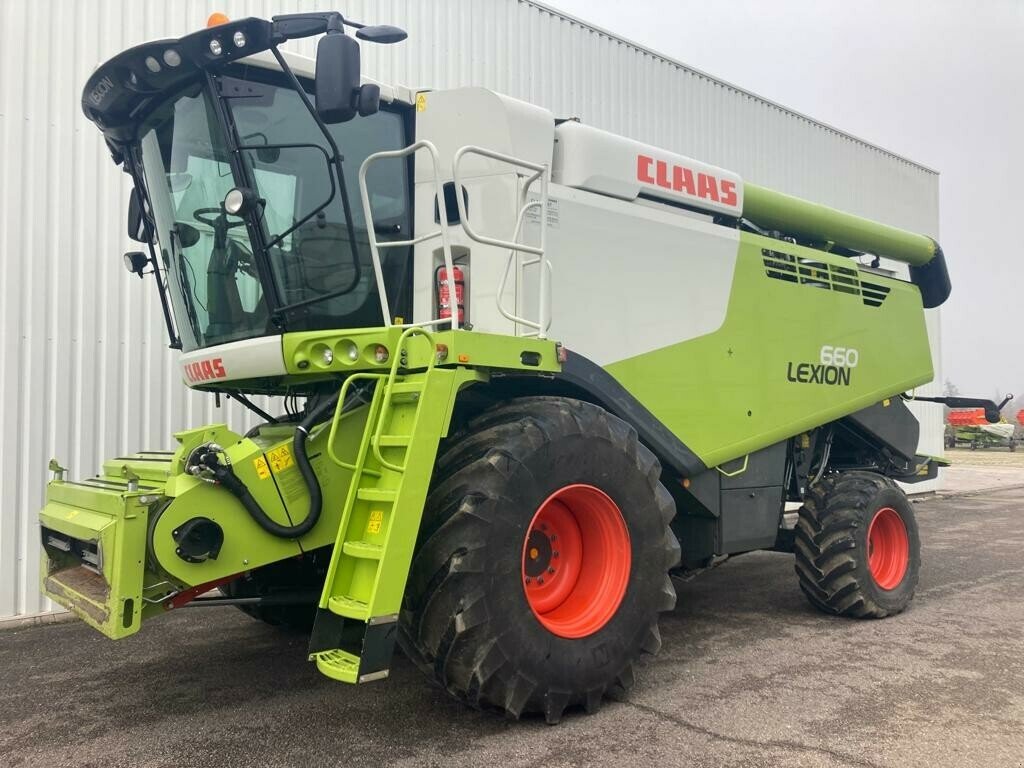 Mähdrescher van het type CLAAS LEXION 660, Gebrauchtmaschine in CHEMINOT (Foto 1)