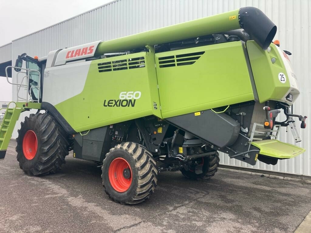 Mähdrescher du type CLAAS LEXION 660, Gebrauchtmaschine en CHEMINOT (Photo 3)