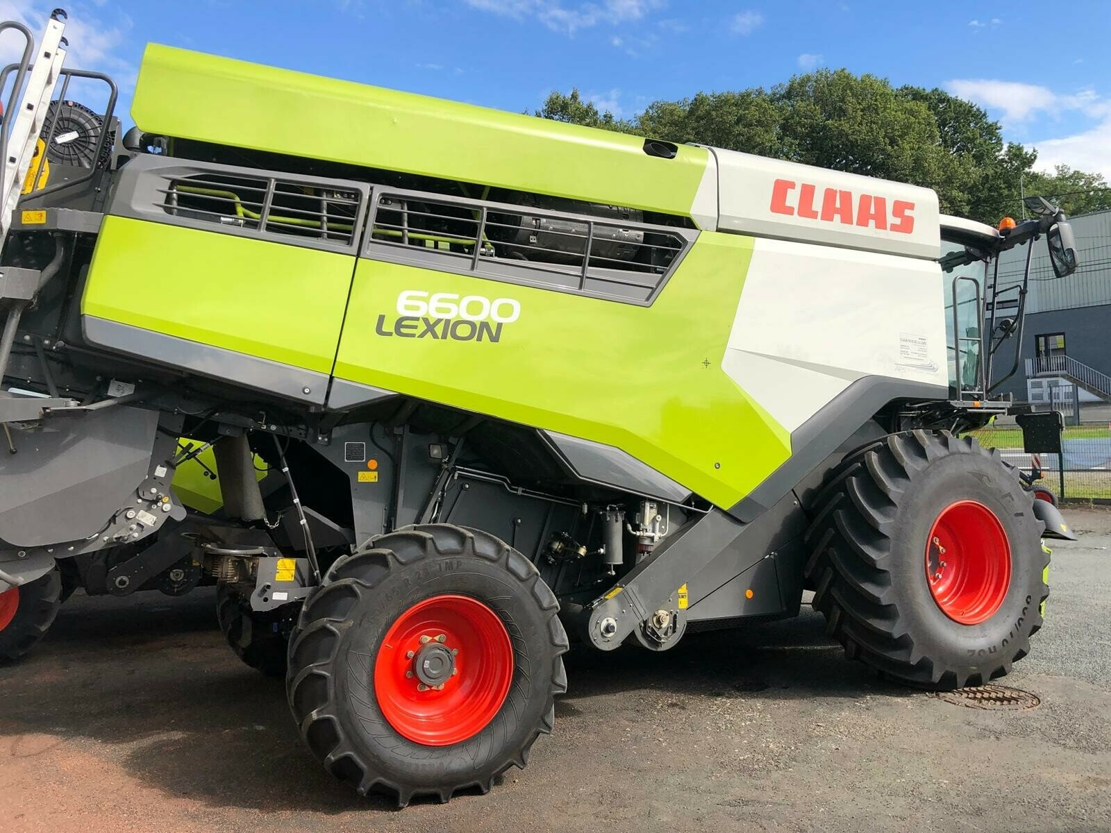 Mähdrescher des Typs CLAAS LEXION 6600 BUSINESS, Gebrauchtmaschine in ST CLEMENT DE LA PLACE (Bild 2)