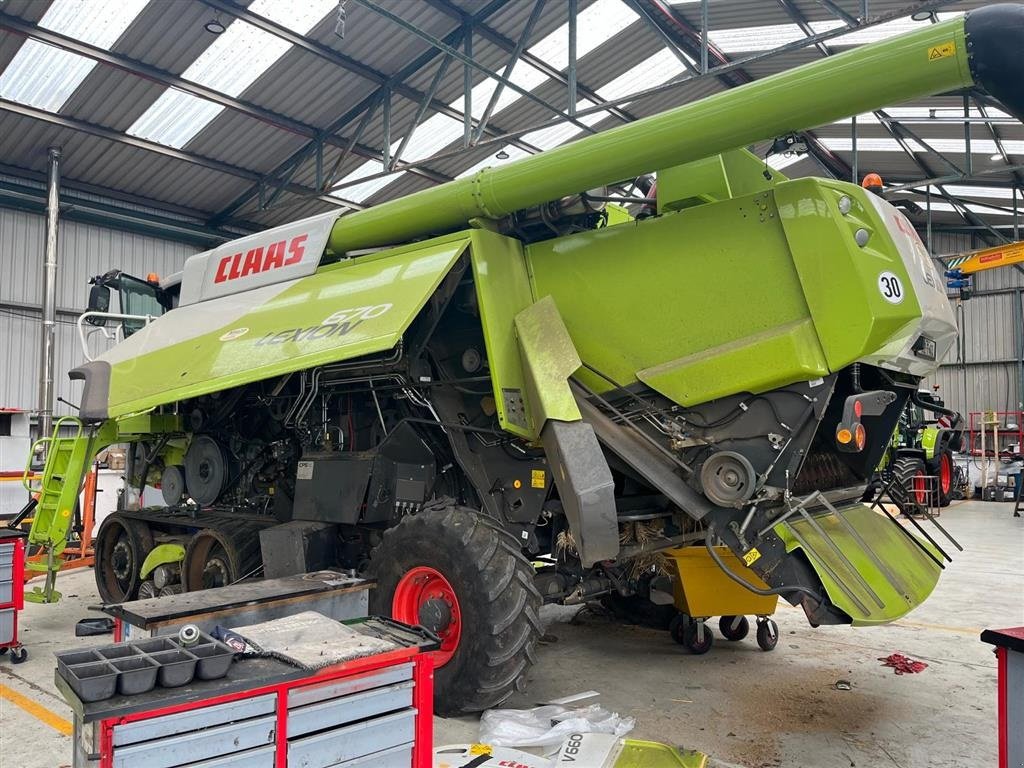 Mähdrescher typu CLAAS LEXION 670 4WD. TT - Terra Trac. Incl skærebord. Laser Pilot x 2. 3D cleaning, returmåler, Special cut snitter, Telematics, Camera, RTK modul. Ring til Ulrik på 40255544. Jeg snakker Jysk., Gebrauchtmaschine v Kolding (Obrázok 1)