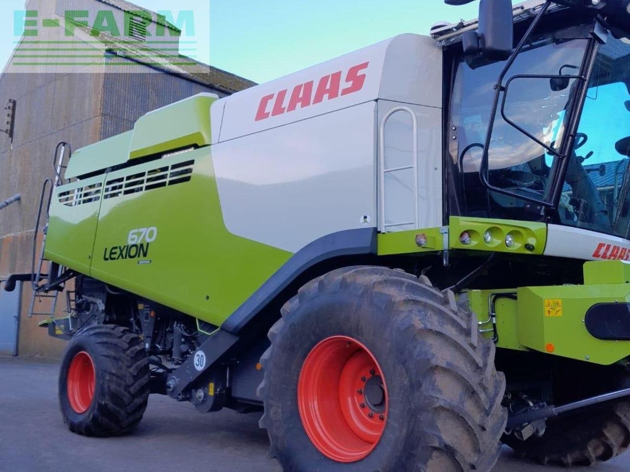 Mähdrescher от тип CLAAS LEXION 670 M 4WD, Gebrauchtmaschine в CORNHILL-ON-TWEED (Снимка 1)