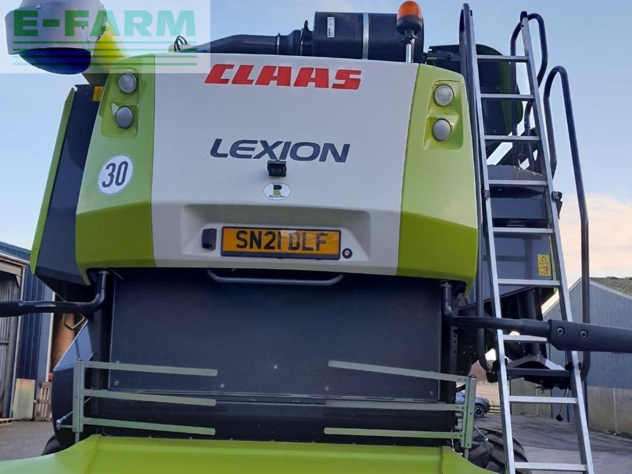 Mähdrescher от тип CLAAS LEXION 670 M 4WD, Gebrauchtmaschine в CORNHILL-ON-TWEED (Снимка 15)