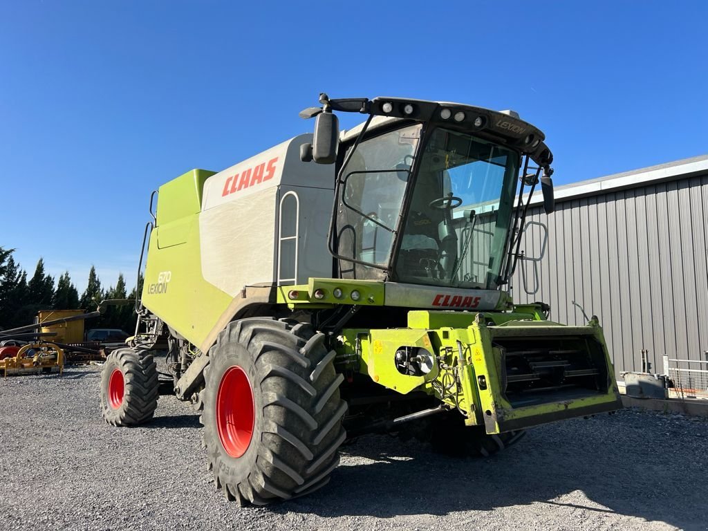 Mähdrescher des Typs CLAAS LEXION 670 MONTANA -, Gebrauchtmaschine in ORLEIX (Bild 1)