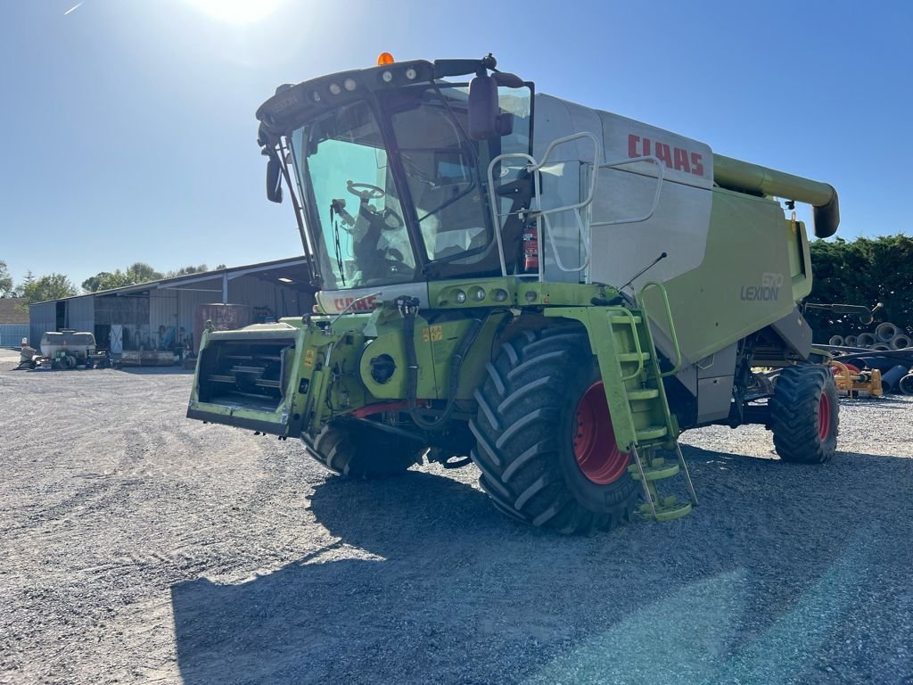 Mähdrescher des Typs CLAAS LEXION 670 MONTANA -, Gebrauchtmaschine in ORLEIX (Bild 2)