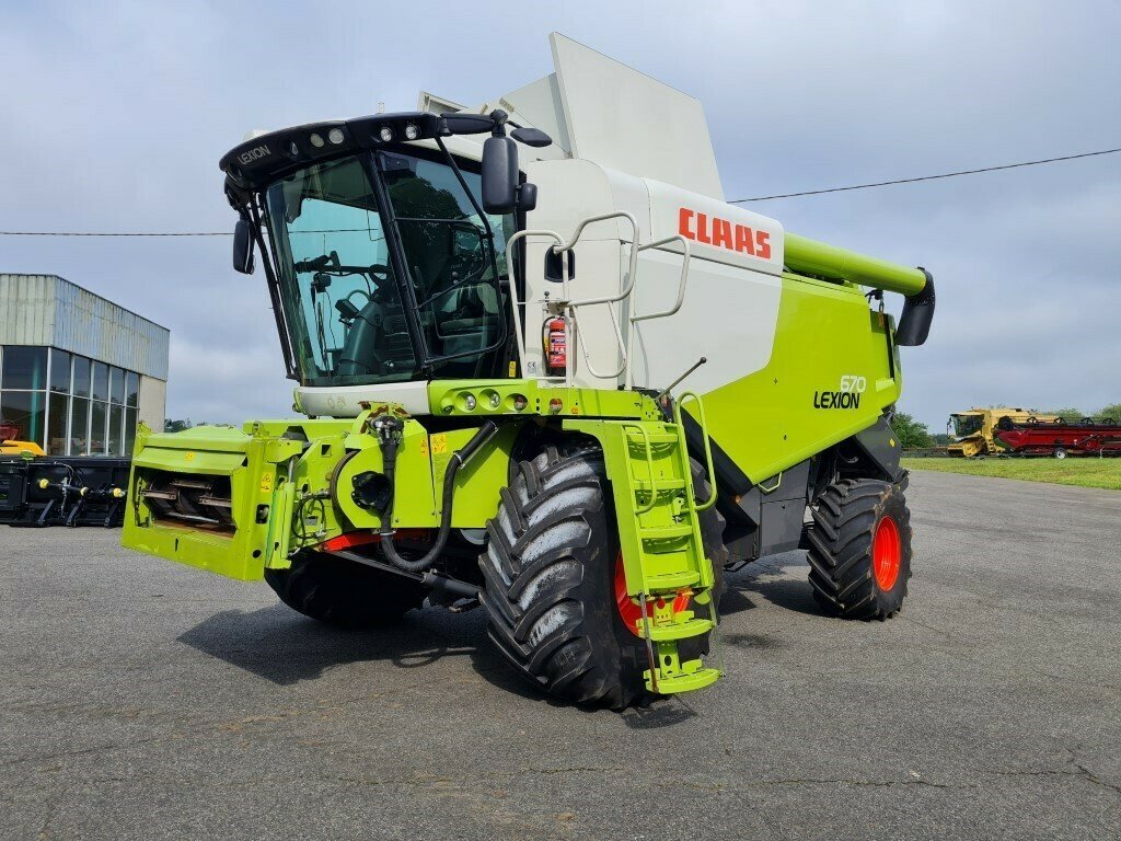 Mähdrescher Türe ait CLAAS LEXION 670 MONTANA 4X4, Gebrauchtmaschine içinde Charnay-lès-macon (resim 1)