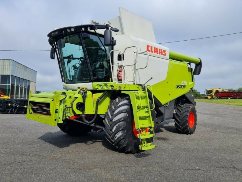 Mähdrescher of the type CLAAS LEXION 670 MONTANA 4X4, Gebrauchtmaschine in Charnay-lès-macon (Picture 1)