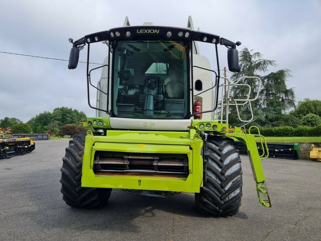 Mähdrescher des Typs CLAAS LEXION 670 MONTANA 4X4, Gebrauchtmaschine in Charnay-lès-macon (Bild 5)