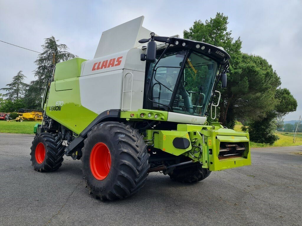 Mähdrescher a típus CLAAS LEXION 670 MONTANA 4X4, Gebrauchtmaschine ekkor: Charnay-lès-macon (Kép 2)