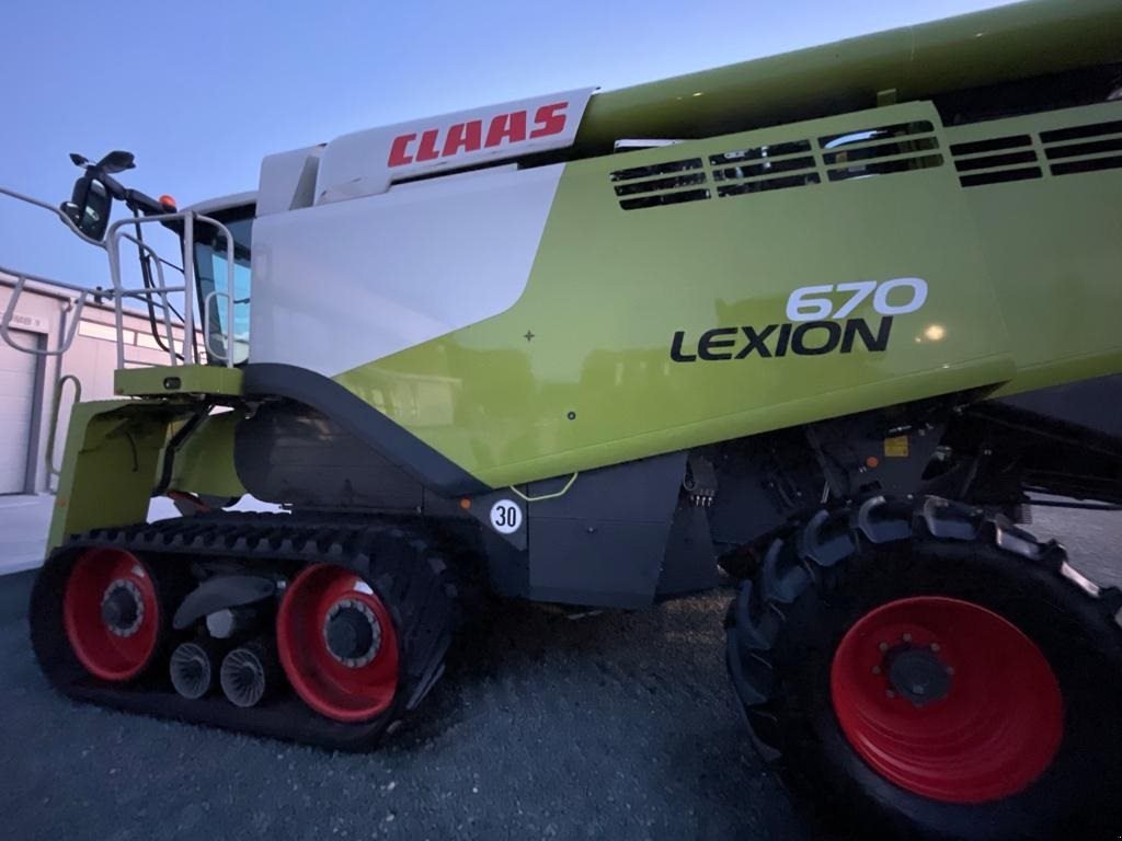 Mähdrescher typu CLAAS LEXION 670 TT Kun 660 høsttimer. Bredde 890 mm Terra Trac og med CLAAS Vario V770 Skærebord. På vej ind. Ring til Ulrik på 40255544. Jeg snakker Jysk, Tysk og Engelsk., Gebrauchtmaschine v Kolding (Obrázok 1)