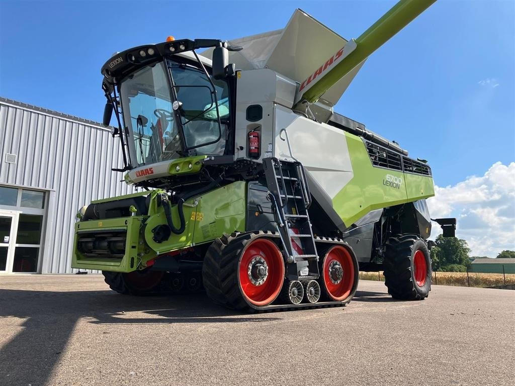 Mähdrescher des Typs CLAAS Lexion 6700 RESERVERET. TT - Terra Tracs og 4WD!!! INCL. CLAAS Vario V770 Skærebord med 2 rapsknive. Kun 305 timer. Ring til Ulrik på  40255544. Jeg snakker Jysk, tysk og Engelsk., Gebrauchtmaschine in Kolding (Bild 1)