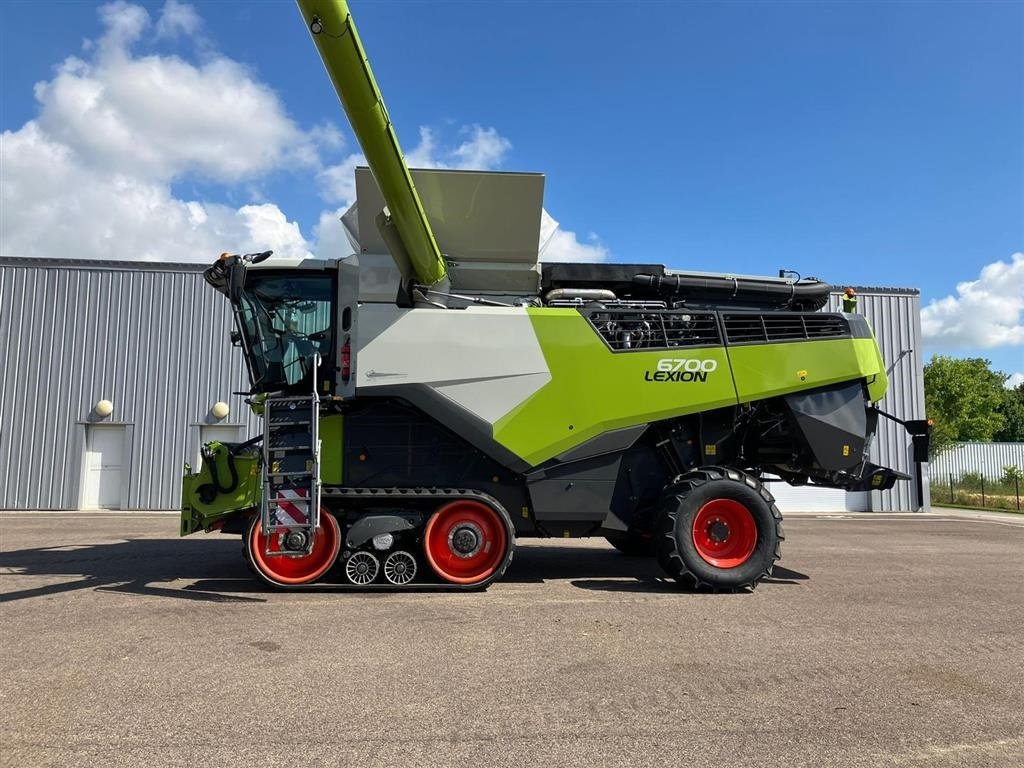 Mähdrescher a típus CLAAS Lexion 6700 RESERVERET. TT - Terra Tracs og 4WD!!! INCL. CLAAS Vario V770 Skærebord med 2 rapsknive. Kun 305 timer. Ring til Ulrik på  40255544. Jeg snakker Jysk, tysk og Engelsk., Gebrauchtmaschine ekkor: Kolding (Kép 2)