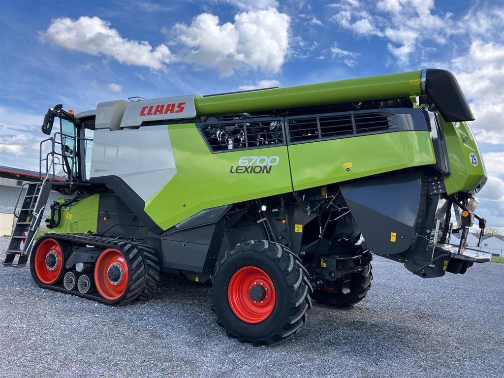 Mähdrescher типа CLAAS Lexion 6700 TT - Terra Tracs. INCL. CLAAS Vario V770 Skærebord med 2 rapsknive. Kun 305 timer. Ring til Ulrik på  40255544. Jeg snakker Jysk, tysk og Engelsk., Gebrauchtmaschine в Kolding (Фотография 1)