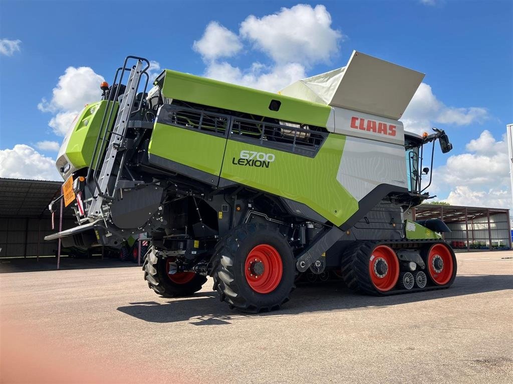 Mähdrescher tip CLAAS Lexion 6700 TT - Terra Tracs og 4WD!!! INCL. CLAAS Vario V770 Skærebord med 2 rapsknive. Kun 305 timer. Ring til Ulrik på  40255544. Jeg snakker Jysk, tysk og Engelsk., Gebrauchtmaschine in Kolding (Poză 4)