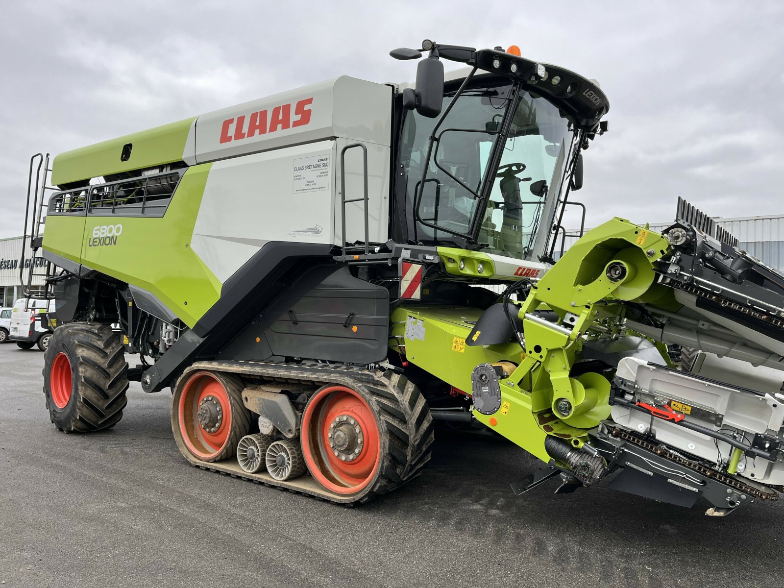 Mähdrescher tipa CLAAS LEXION 6800 TT 4RM, Gebrauchtmaschine u PONTIVY (Slika 1)