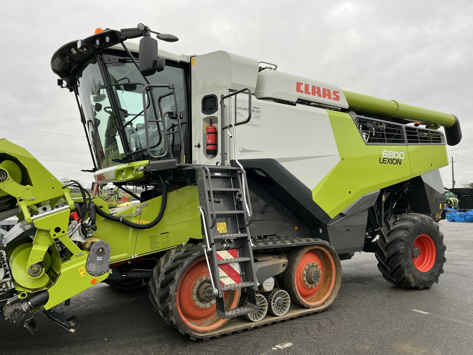 Mähdrescher tipa CLAAS LEXION 6800 TT 4RM, Gebrauchtmaschine u PONTIVY (Slika 2)