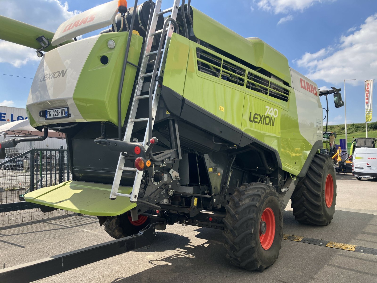 Mähdrescher van het type CLAAS LEXION 740 T4F LOCATION, Gebrauchtmaschine in BLENDECQUES (Foto 6)