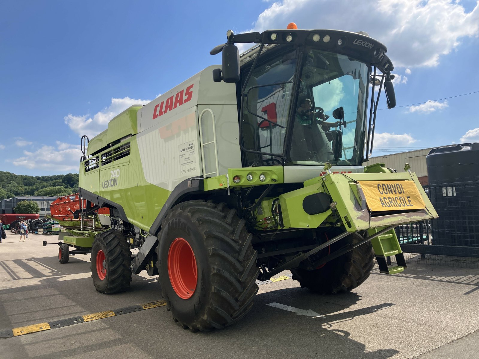 Mähdrescher des Typs CLAAS LEXION 740 T4F LOCATION, Gebrauchtmaschine in BLENDECQUES (Bild 7)