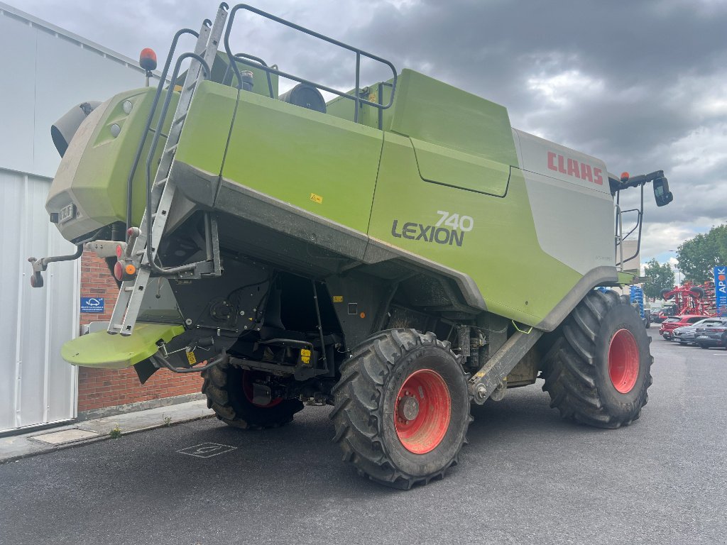 Mähdrescher of the type CLAAS LEXION 740, Gebrauchtmaschine in Reims (Picture 2)