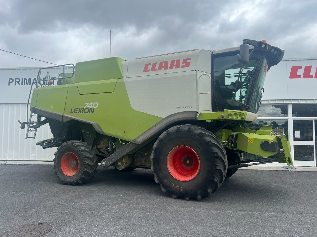 Mähdrescher van het type CLAAS LEXION 740, Gebrauchtmaschine in Reims (Foto 1)