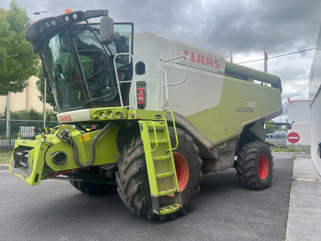 Mähdrescher des Typs CLAAS LEXION 740, Gebrauchtmaschine in Reims (Bild 3)