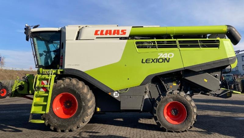 Mähdrescher des Typs CLAAS LEXION 740, Gebrauchtmaschine in Hockenheim (Bild 2)