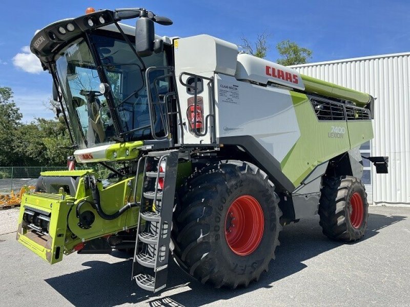 Mähdrescher du type CLAAS LEXION 7400 TRADITION, Gebrauchtmaschine en CHATEAU GAILLARD (Photo 1)