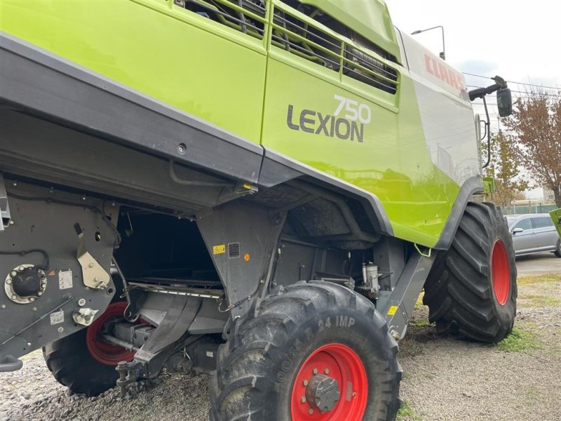 Mähdrescher van het type CLAAS LEXION 750 4WD. Incl CLAAS Vario 770 skærebord og vogn. Ring til Ulrik for mere info på 40255544. Jeg snakker Jysk, tysk og engelsk., Gebrauchtmaschine in Kolding