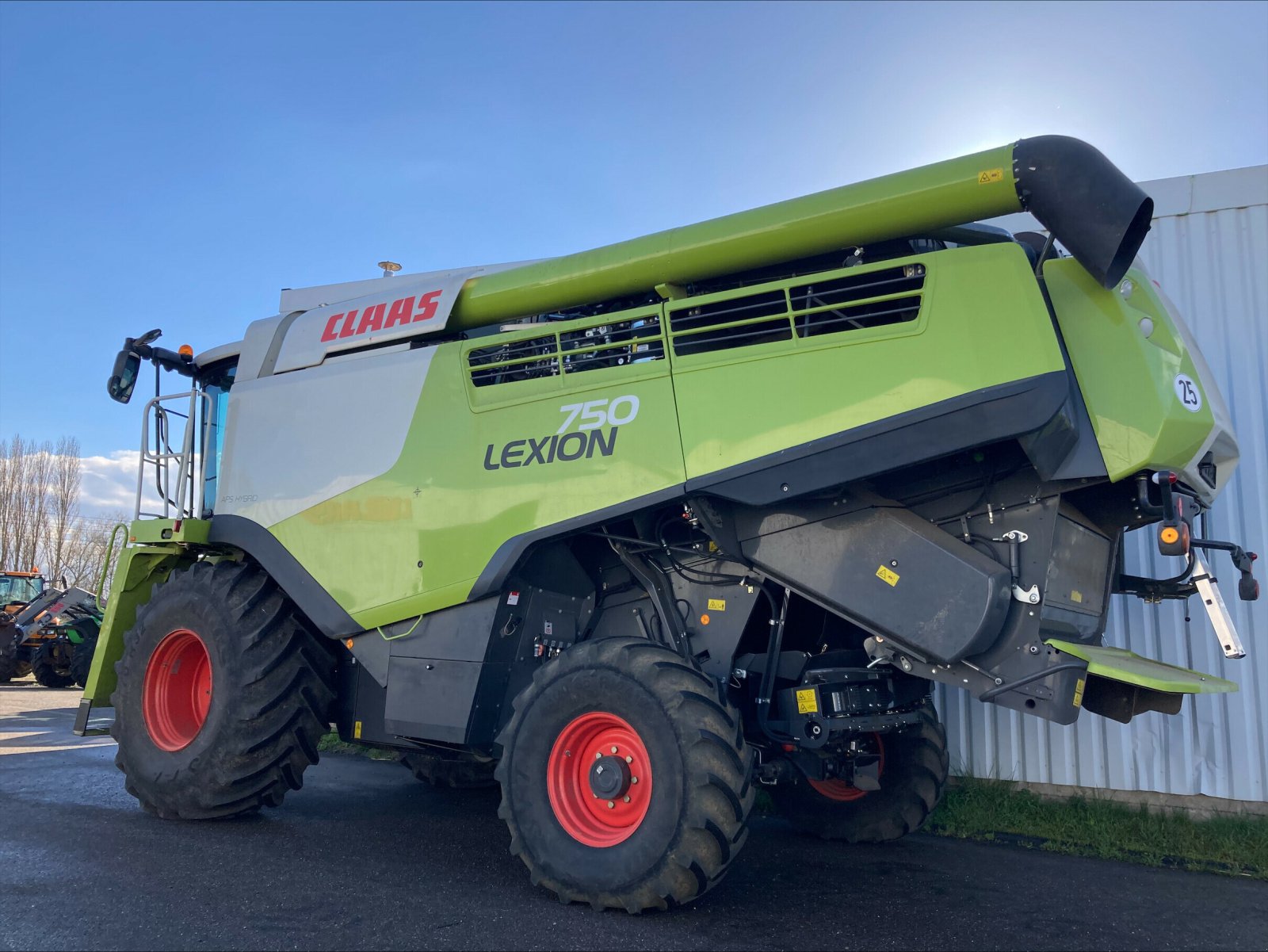 Mähdrescher of the type CLAAS LEXION 750 T4, Gebrauchtmaschine in CHEMINOT (Picture 3)