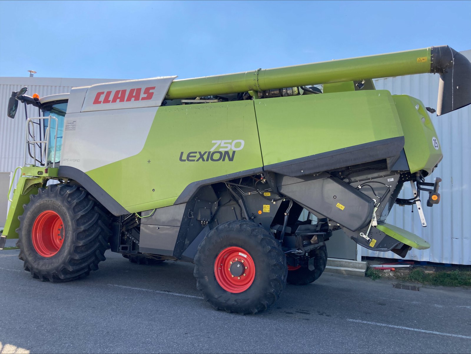 Mähdrescher des Typs CLAAS LEXION 750 T4I, Gebrauchtmaschine in CHEMINOT (Bild 3)