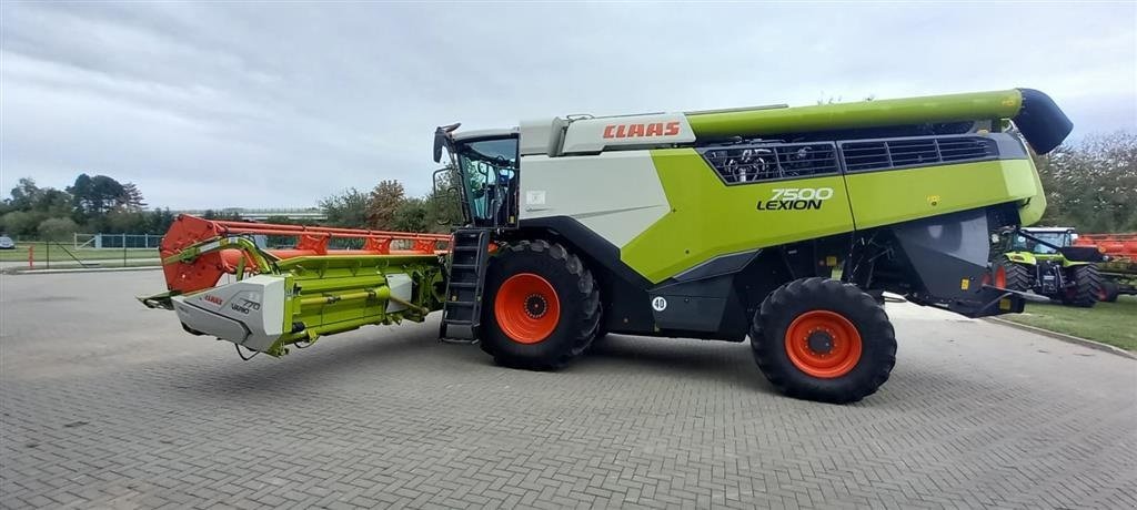 Mähdrescher tip CLAAS Lexion 7500 Incl. Skærebord Vario 770 og vogn. GPS klar. Ring til Ulrik på 40255544. Jeg snakker Jysk, tysk og engelsk., Gebrauchtmaschine in Kolding (Poză 1)