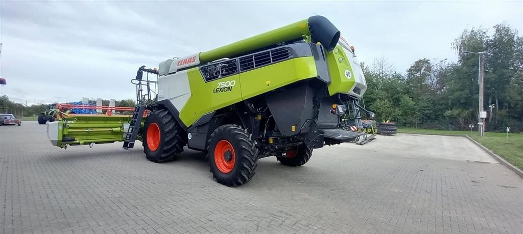 Mähdrescher tip CLAAS Lexion 7500 Incl. Skærebord Vario 770 og vogn. GPS klar. Ring til Ulrik på 40255544. Jeg snakker Jysk, tysk og engelsk., Gebrauchtmaschine in Kolding (Poză 6)