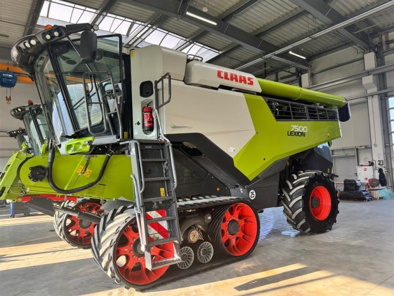 Mähdrescher от тип CLAAS Lexion 7500 TT og 4WD Brede bælter og 4WD. Incl. Skærebord. Ring til Ulrik for mere info på 40255544. Jeg snakker Jysk, tysk og engelsk., Gebrauchtmaschine в Kolding (Снимка 1)