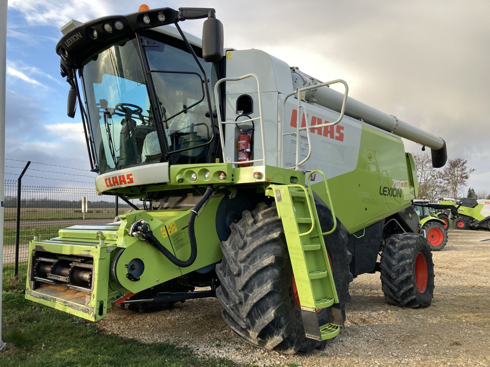 Mähdrescher des Typs CLAAS LEXION 760, Gebrauchtmaschine in LAIGNES (Bild 1)