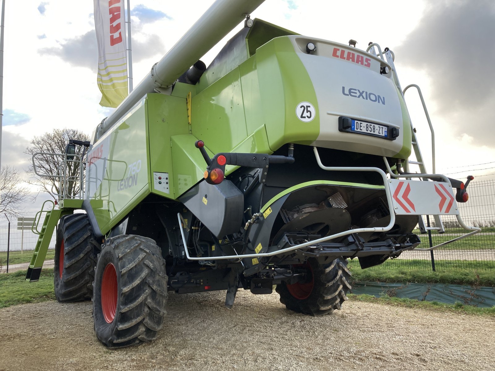 Mähdrescher des Typs CLAAS LEXION 760, Gebrauchtmaschine in LAIGNES (Bild 2)